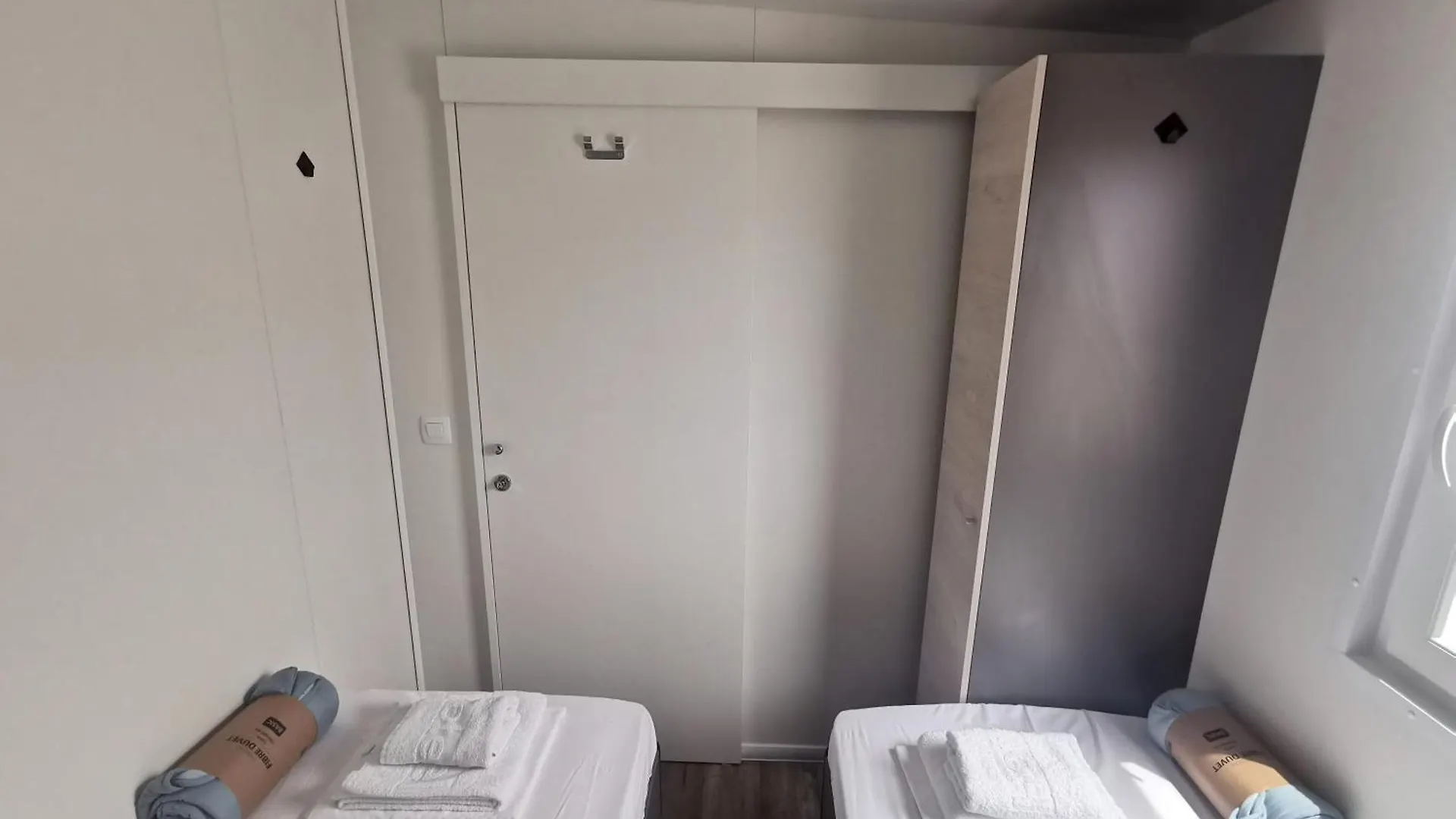 Campsite Mobile Home Happy Family Simuni